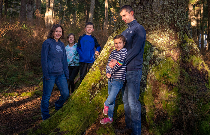 stephen pictured with the rest of his family a wife and 3 children